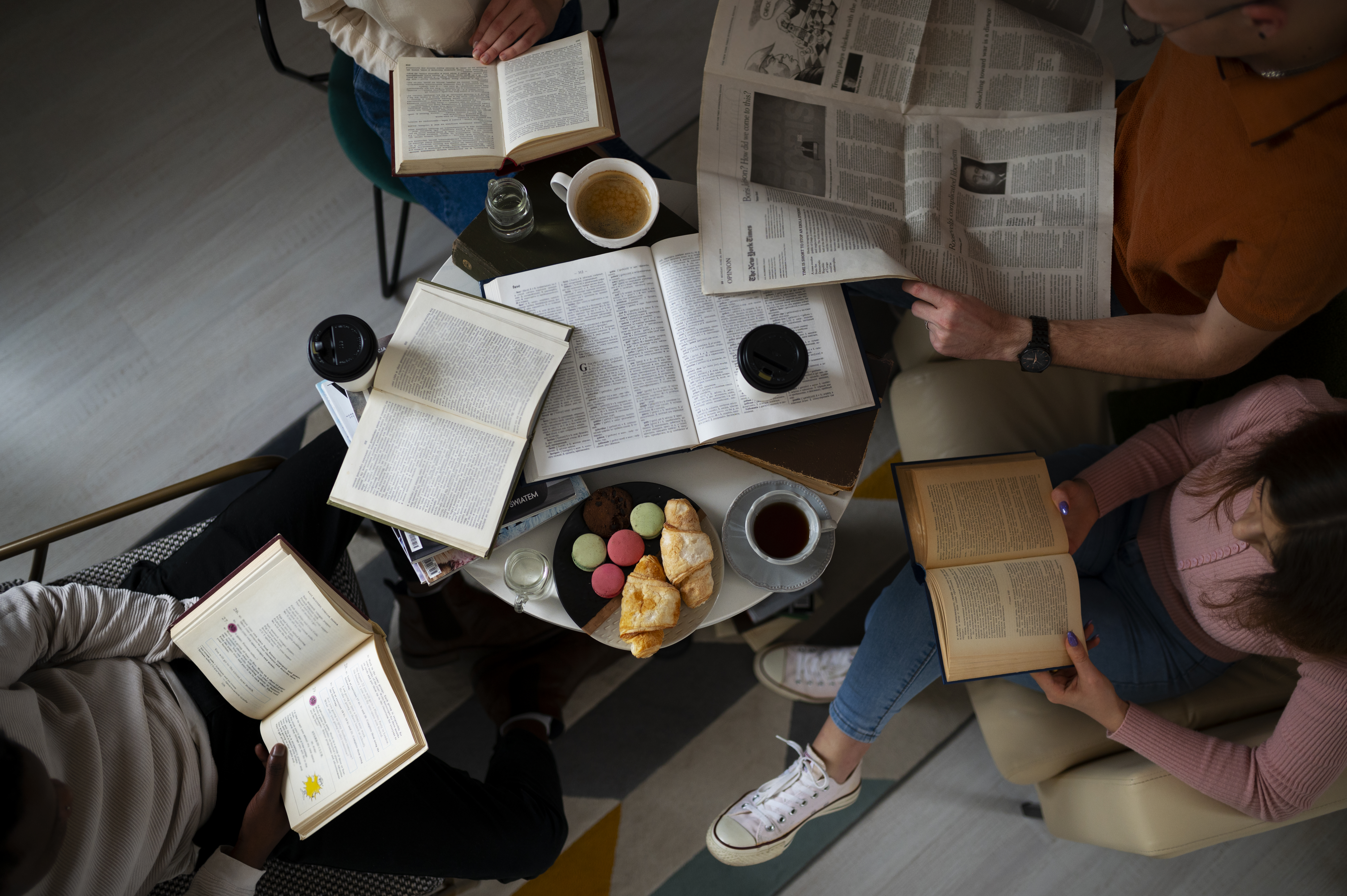 reunion con libros y cafe